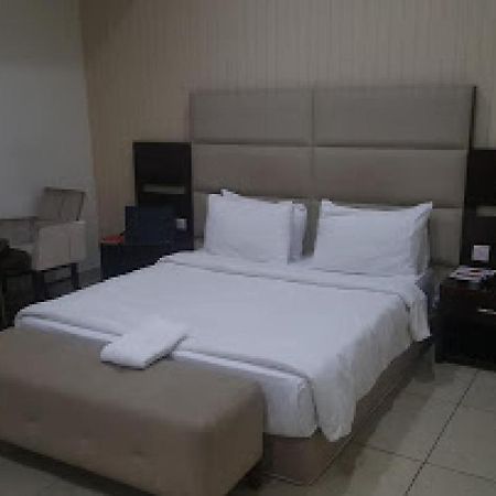 Room In Lodge - Full Moon Hotel Owerri Eksteriør billede