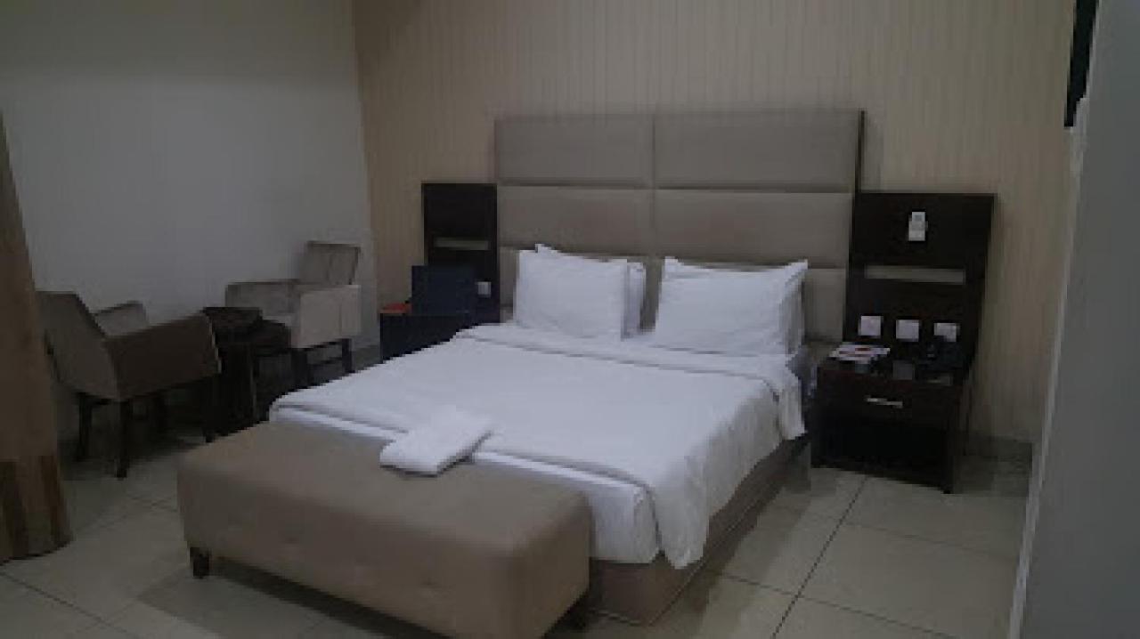 Room In Lodge - Full Moon Hotel Owerri Eksteriør billede